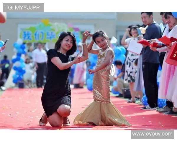 足球明星携手幼儿园小朋友共绘梦想绿茵场的精彩瞬间 足球明星携手幼儿园小朋友共绘梦想绿茵场的精彩瞬间