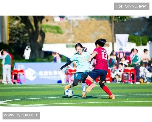 足球明星亲自指导女生踢球让她们在绿茵场上展现自信与风采